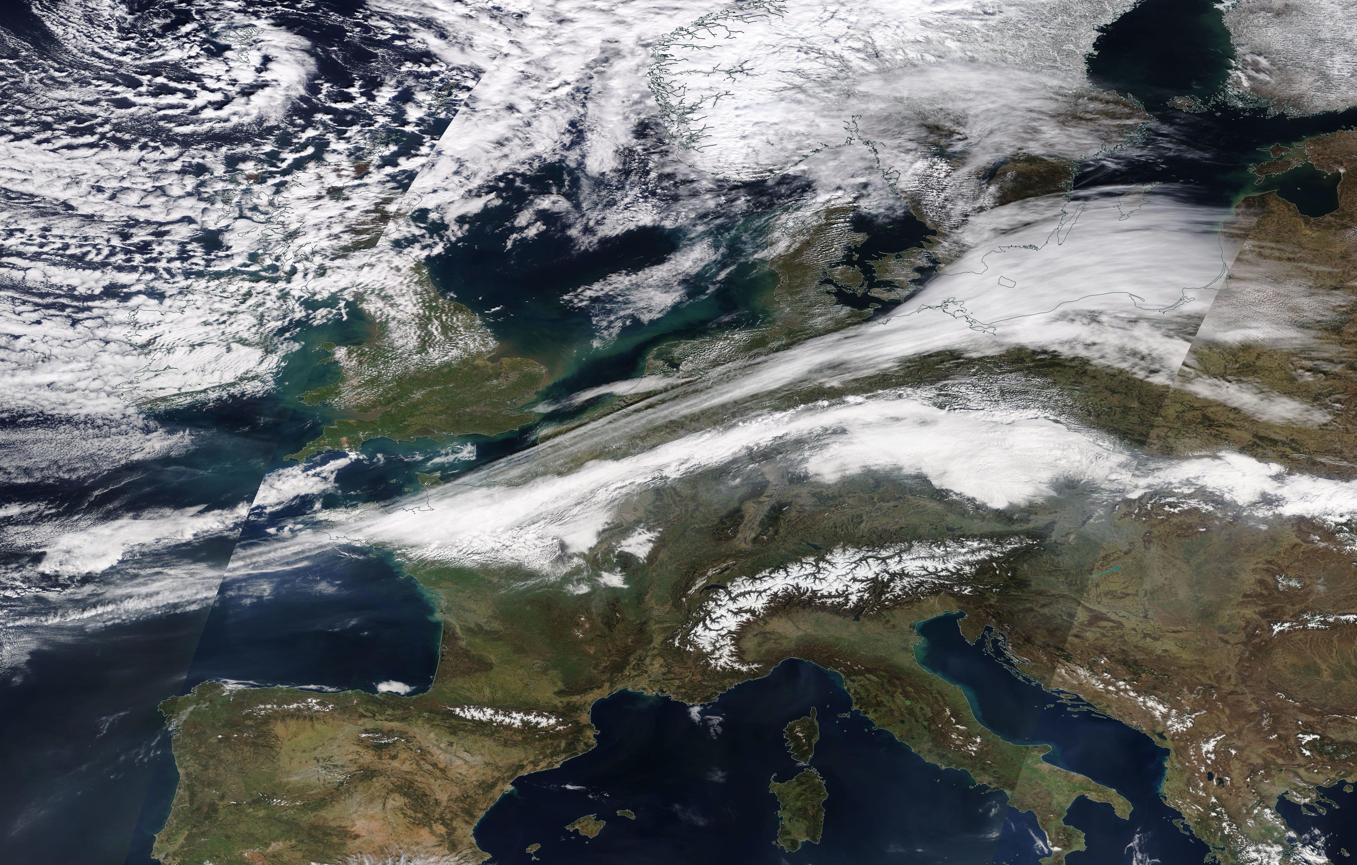 chemtrail Europe Sunday 24th March 2019 ... https://go.nasa.gov/2Wnsplb ... deliberate chemtrail / geo-engineering.