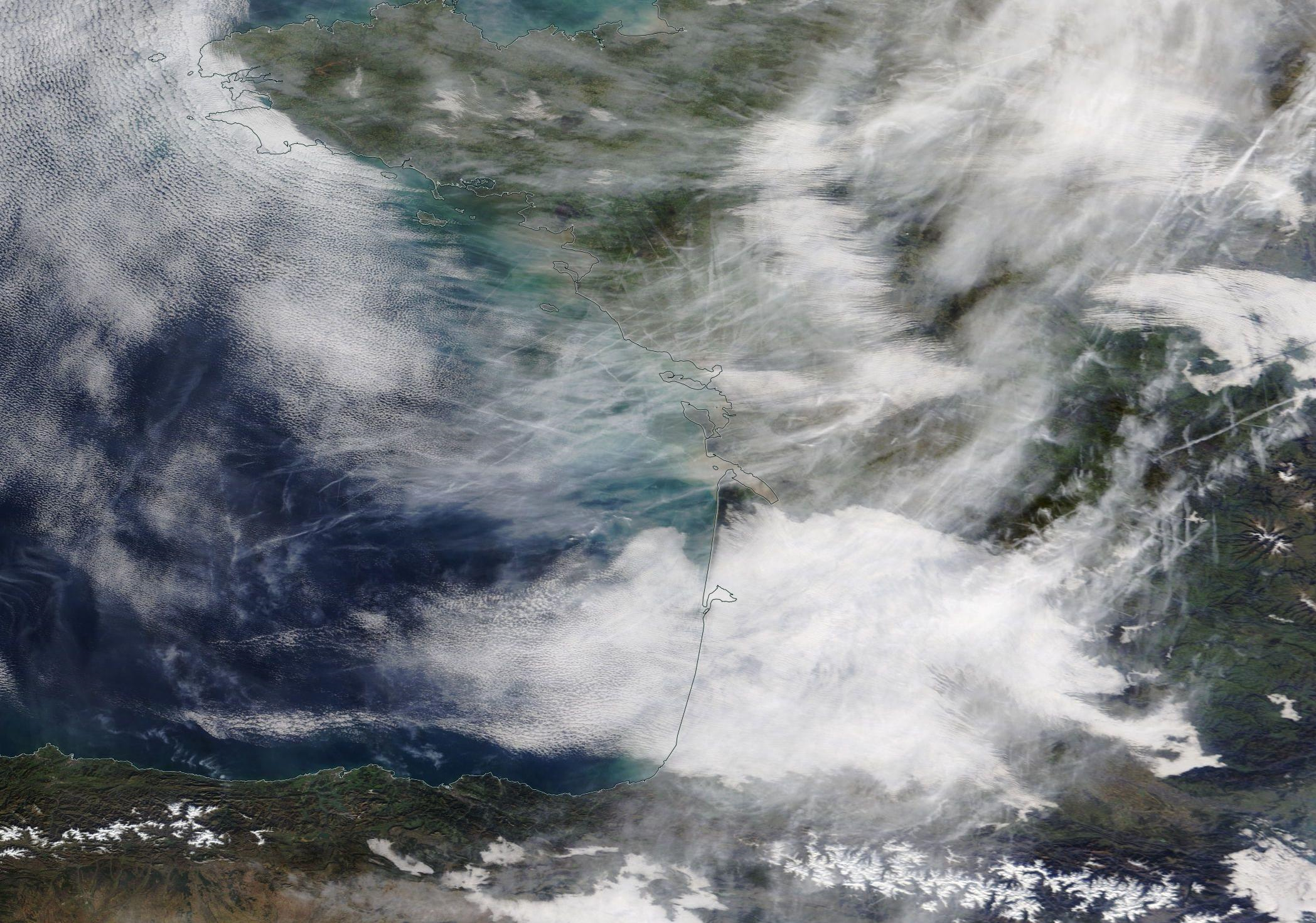 Bay of Biscay chemtrail, north and central France. Sun 29 Dec 2019. https://go.nasa.gov/2Qzzxtk