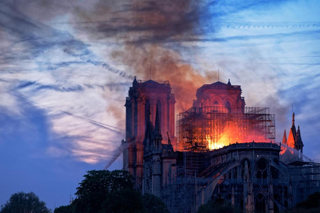 Notre Dame chemtrails at dusk ; 23-25-Notre-Dame-Photo-by-Olivier-Mabel