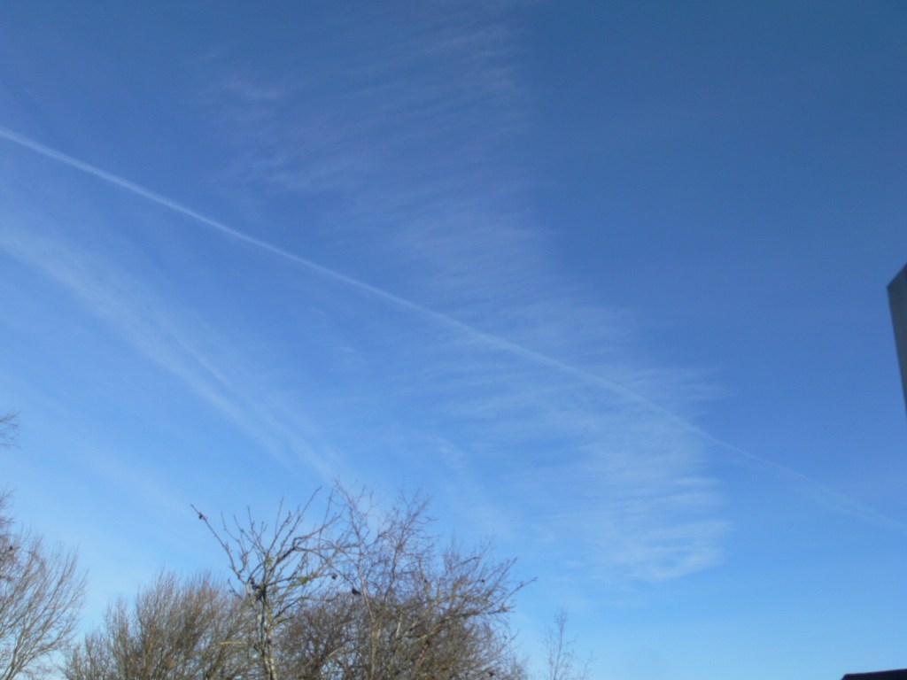 Chemtrail ENE 11:00 UTC north East England. 